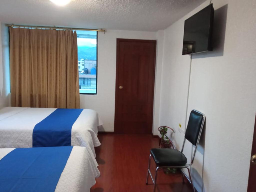TV a/nebo společenská místnost v ubytování Hostal Alborada Riobamba