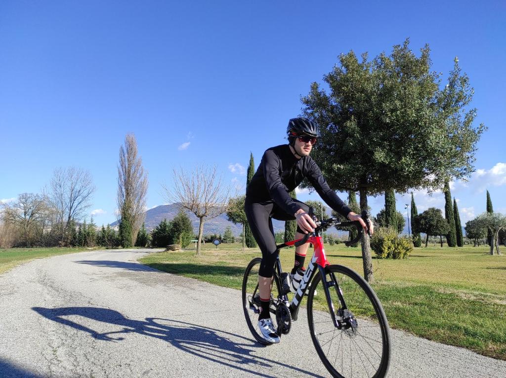Jízda na kole v ubytování Valle di Assisi Hotel & Spa nebo okolí