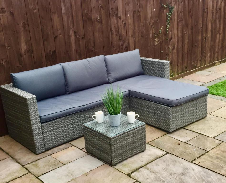 2 bed house with sofa bed, sleeps up to 6, Large garden, smart TVs and free parking - Contractors, relocation, business travellers