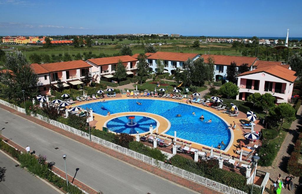 Výhled na bazén z ubytování Pioppi Lido Altanea nebo okolí