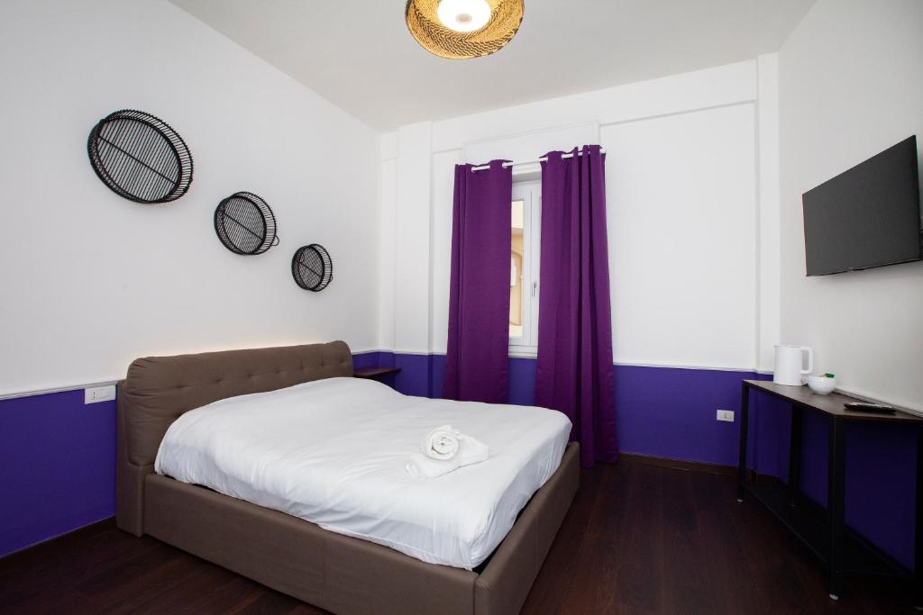 Łóżko lub łóżka w pokoju w obiekcie Myrtus Guest House Cagliari