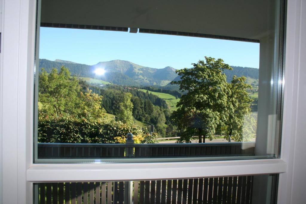 ein Fenster mit Bergblick in der Unterkunft Haus "Bergblick" Apartment mit 1 Schlafzimmer in Oberstaufen