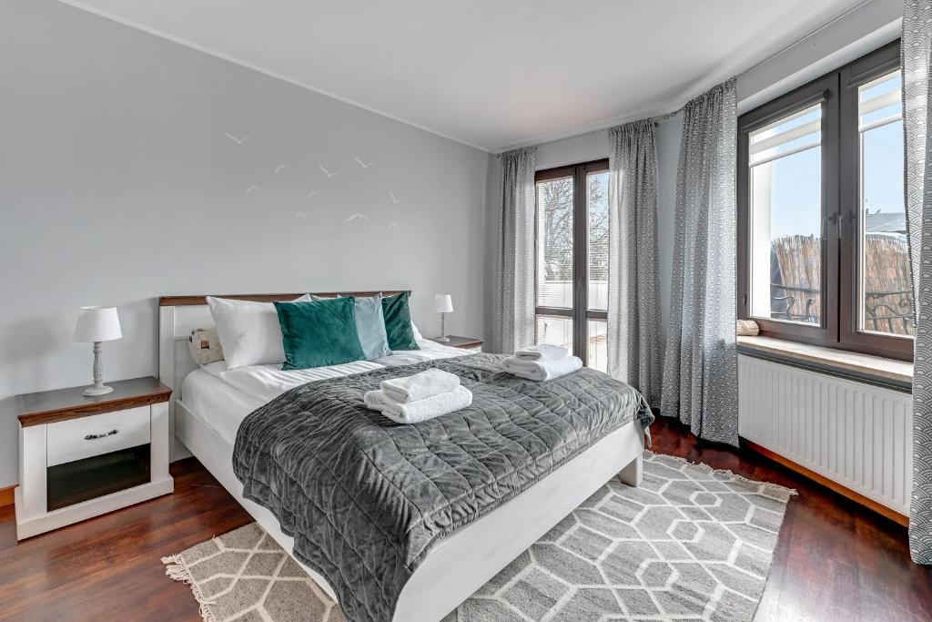 ソポトにあるLion Apartments - Blue Dune with Sunny terraceのベッドルーム1室(ベッド1台、大きな窓付)
