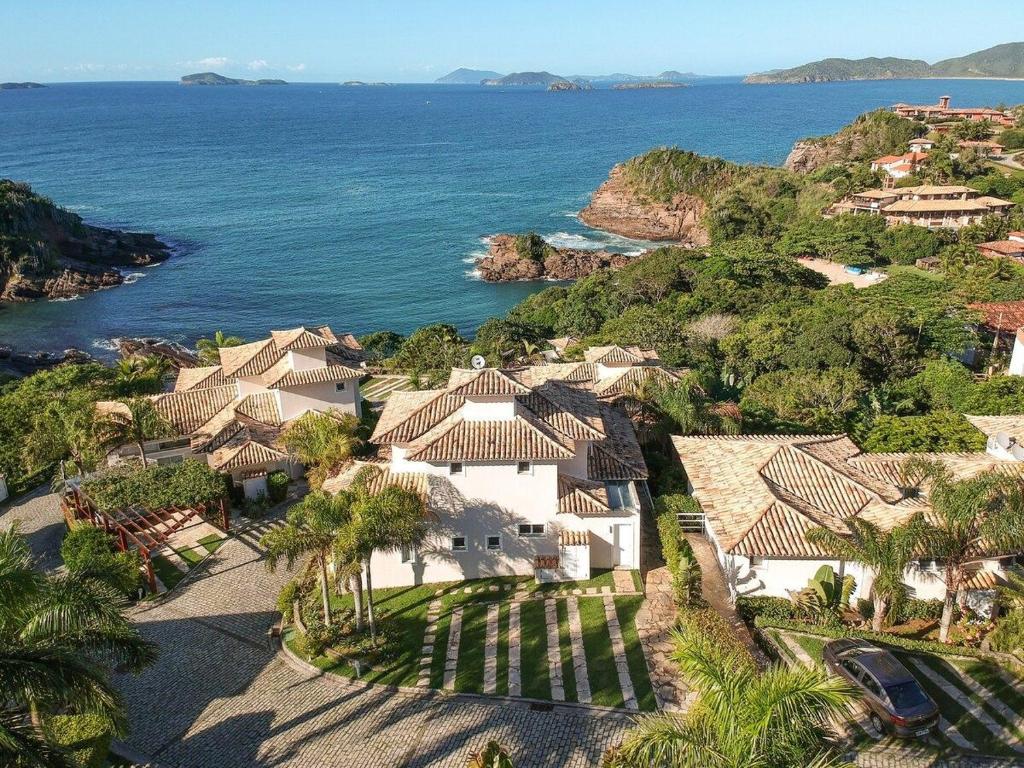  Casa de Condomínio com vista para o mar com 4 Suítes - Ferradurinha