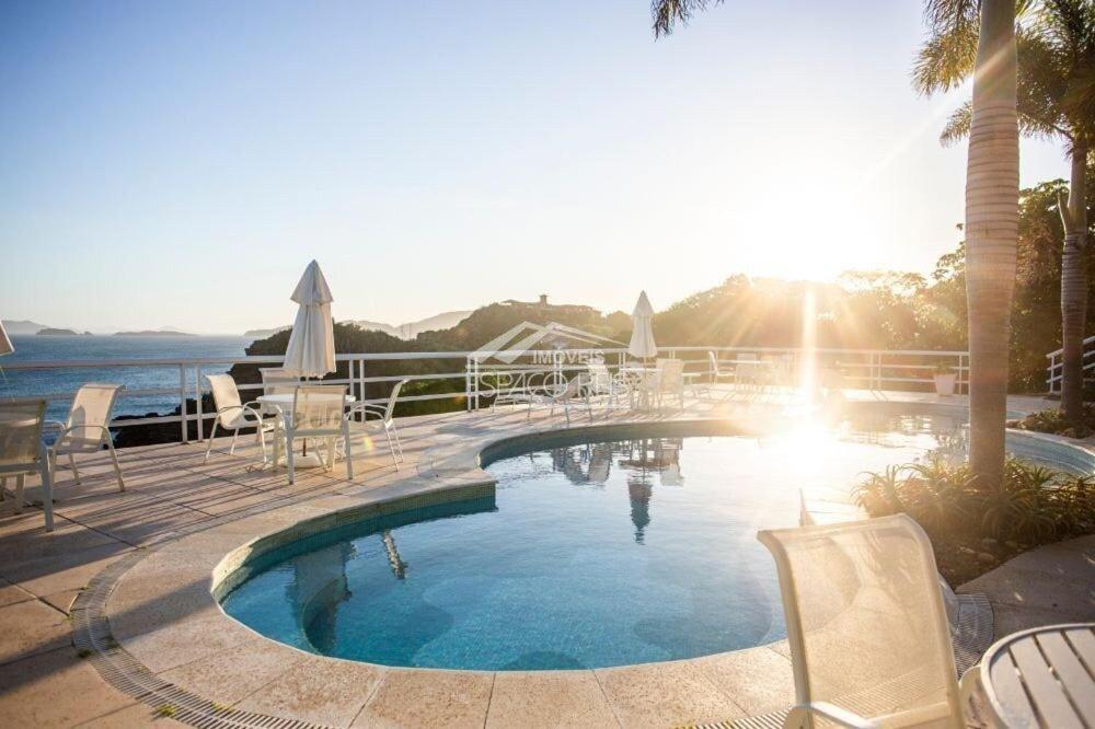  Casa de Condomínio com vista para o mar com 4 Suítes - Ferradurinha