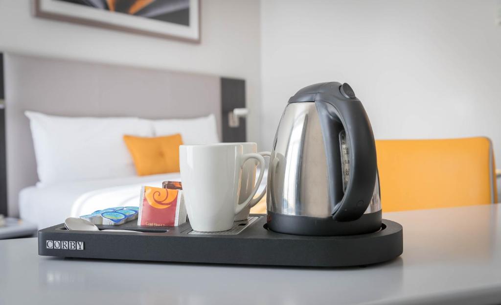 Příslušenství pro přípravu čaje a kávy v ubytování Maldron Hotel Sandy Road Galway