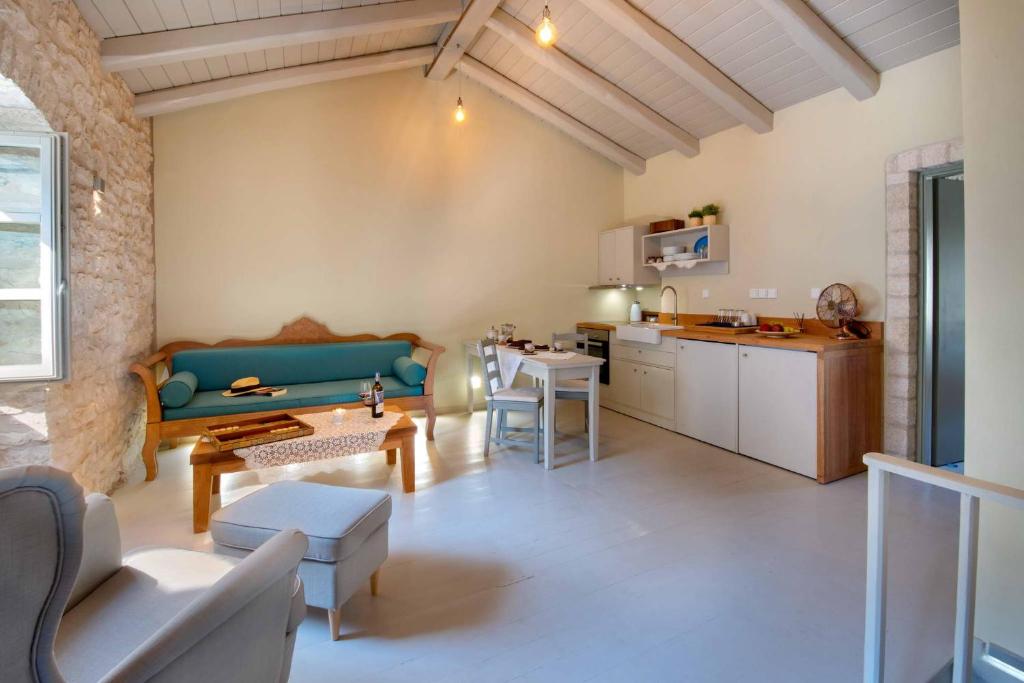 ein Wohnzimmer mit einem Sofa und einem Tisch in der Unterkunft Lakka Stone House 1 in Gaios