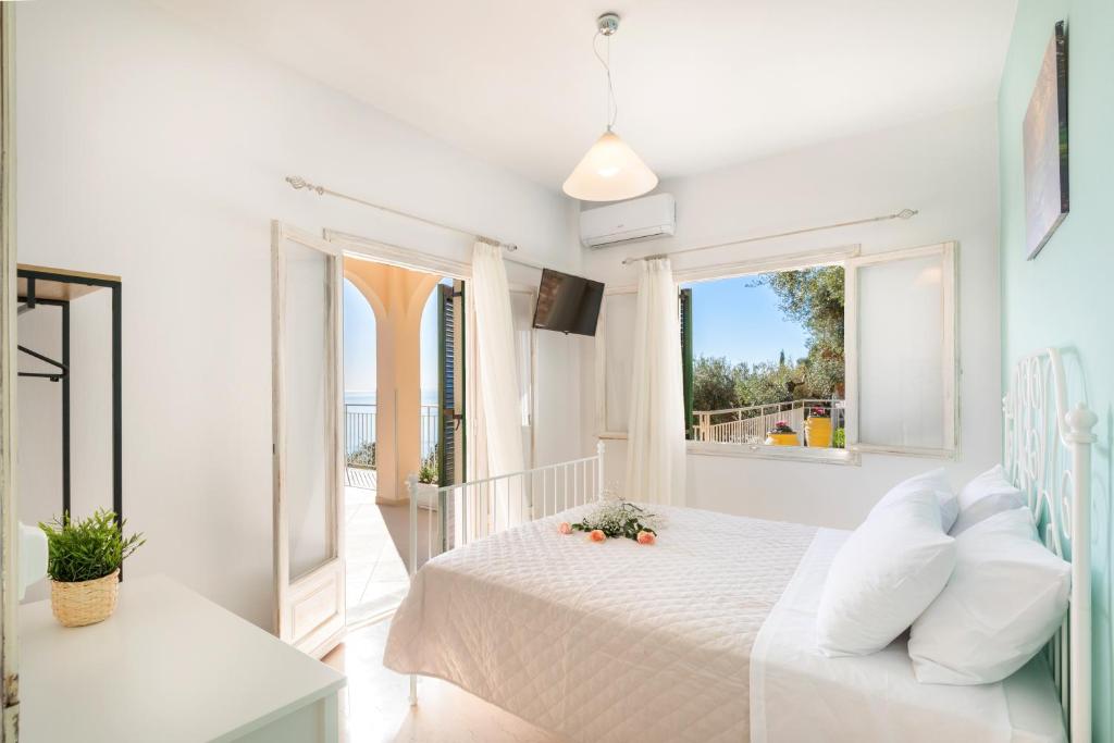 Postel nebo postele na pokoji v ubytování Luna Apartments Corfu