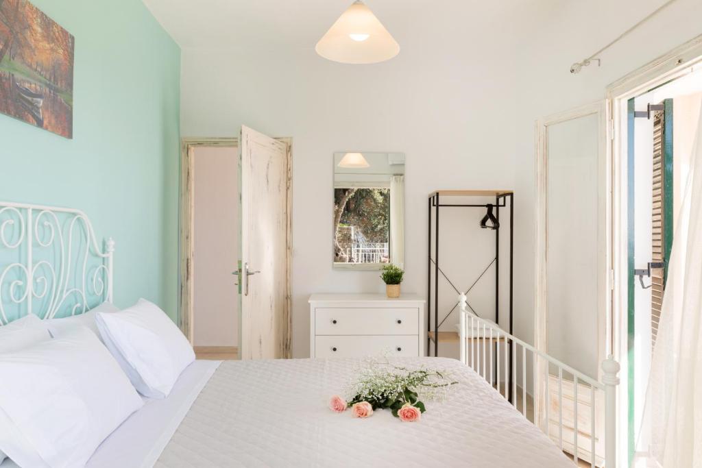 Postel nebo postele na pokoji v ubytování Luna Apartments Corfu