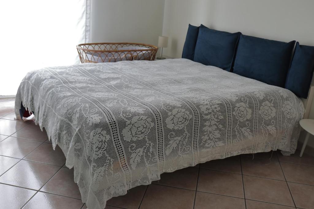 een bed met een deken erop bij Casa di Nina in Salerno
