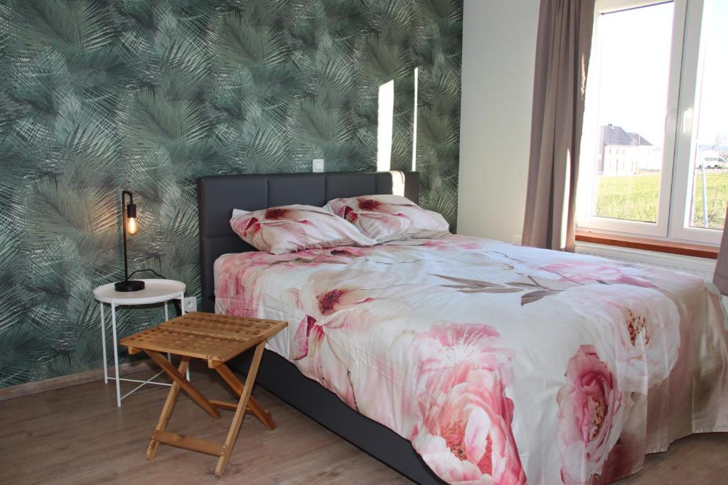 - une chambre avec un lit et une table dans l'établissement Juwel Fruithof, à Zepperen