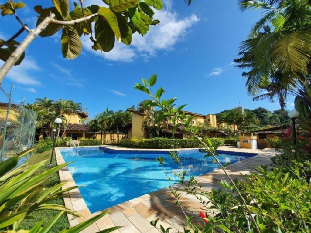 a swimming pool in the middle of a yard at Casa em Camburi in Camburi