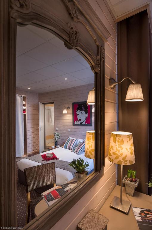 Postel nebo postele na pokoji v ubytování Hôtel des Alpes