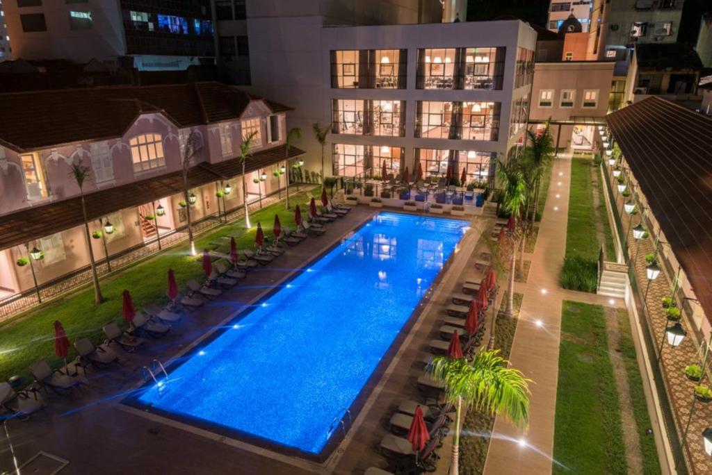 an overhead view of a swimming pool at a hotel at Vila Galé Rio de Janeiro in Rio de Janeiro