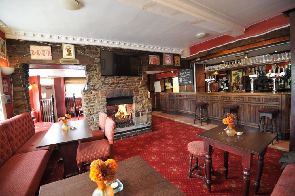 Lounge nebo bar v ubytování Crown Hotel Brackley