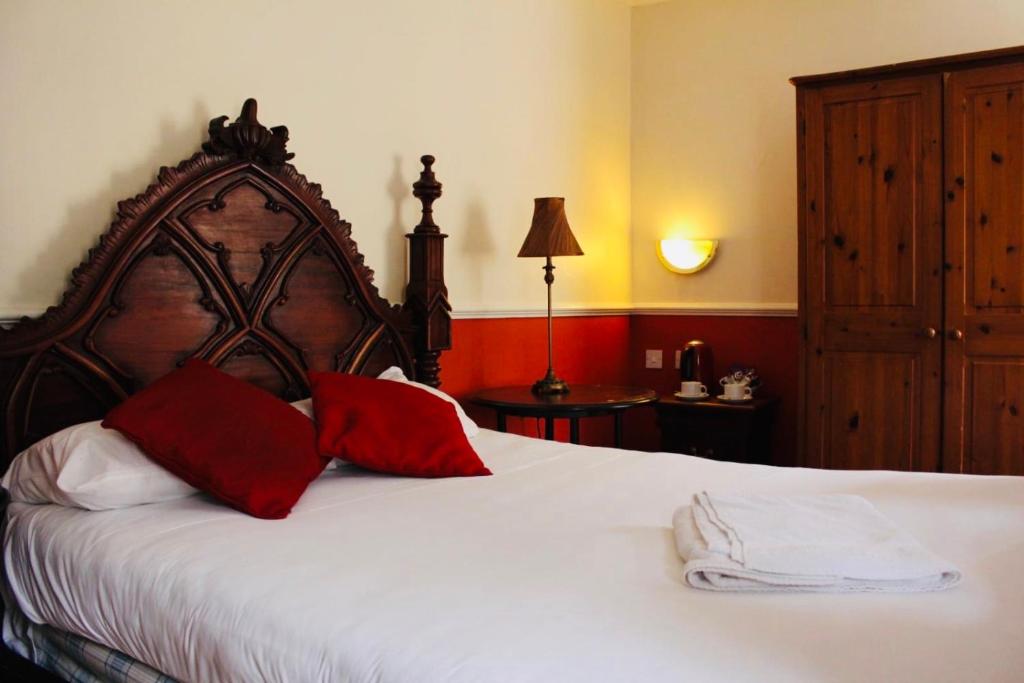 Postel nebo postele na pokoji v ubytování Crown Hotel Brackley