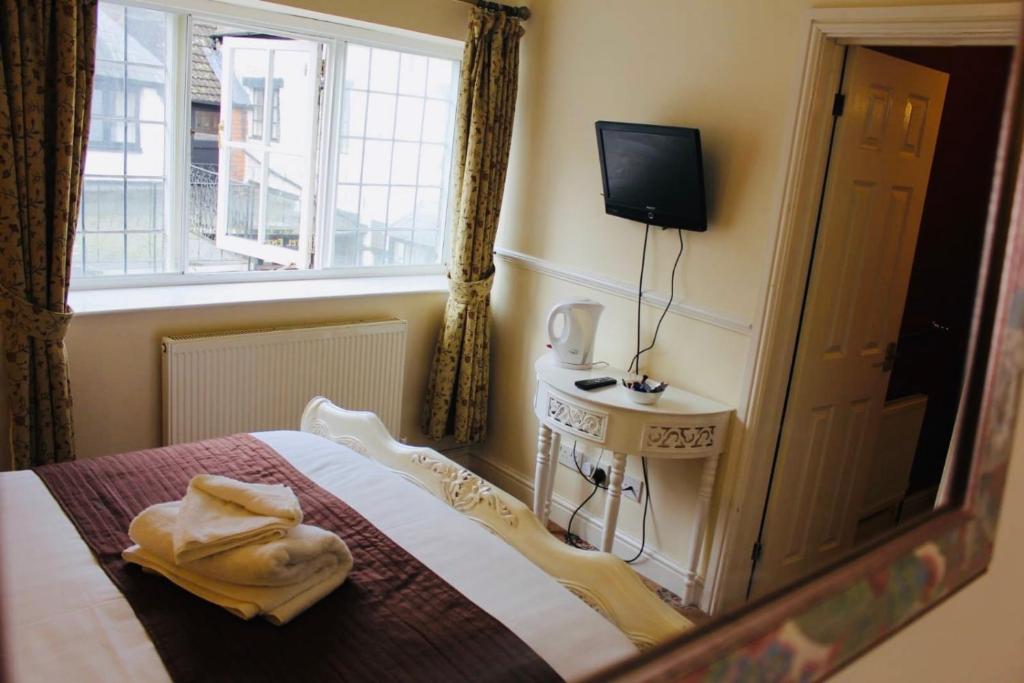 Postel nebo postele na pokoji v ubytování Crown Hotel Brackley