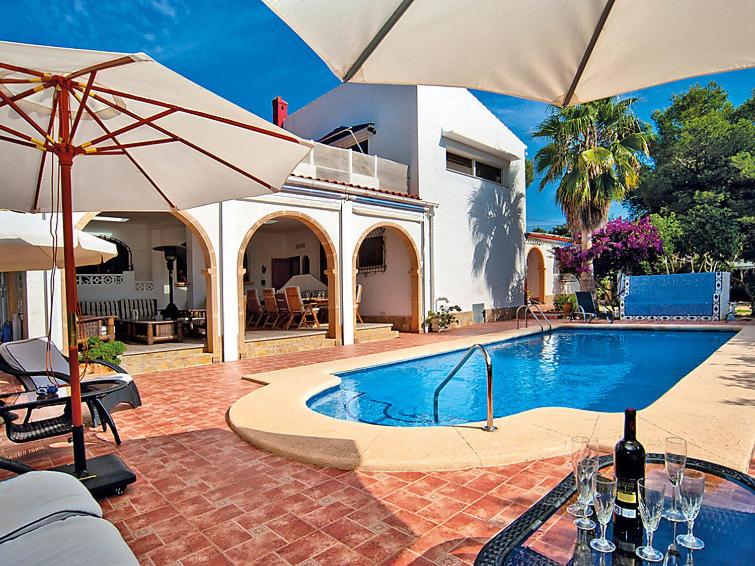 a house with a swimming pool with an umbrella at Javea VILLA El Nido 10-15p pool 5 autominuten zandstrand Geen groep jongelui in Jávea