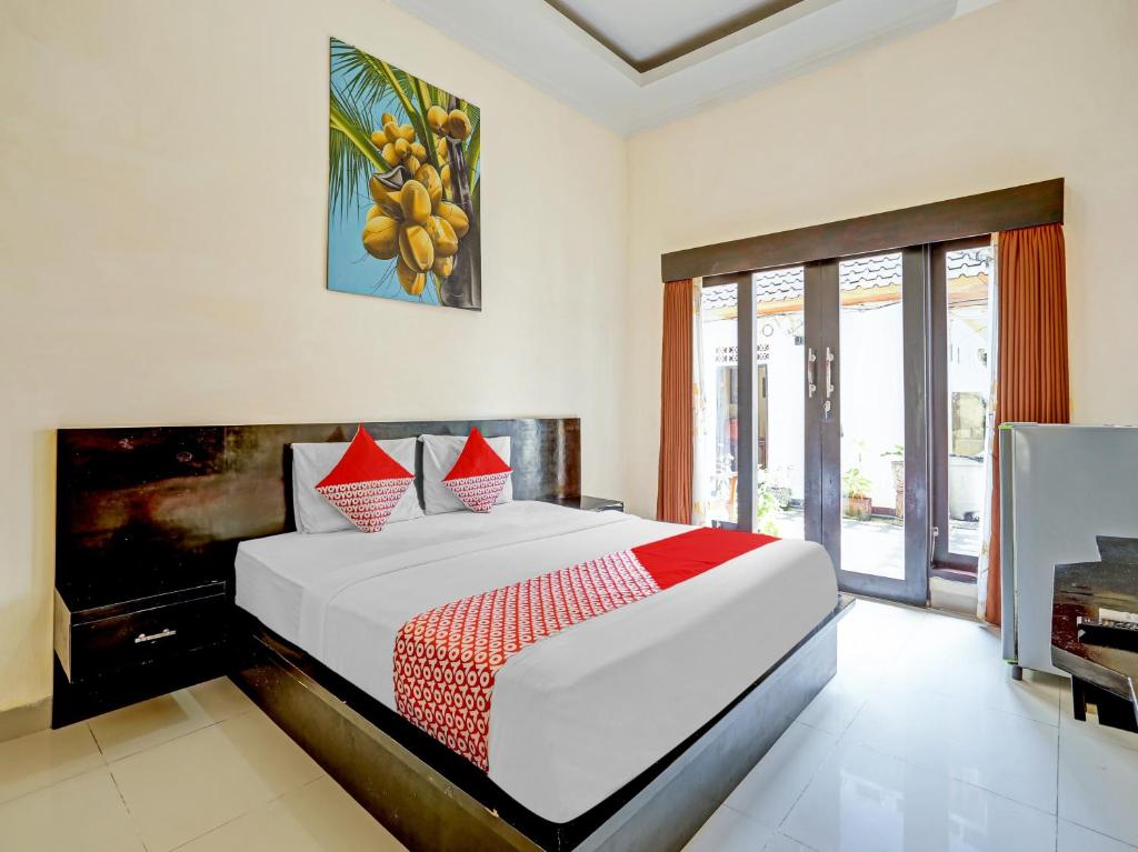 เตียงในห้องที่ OYO 3607 Samudra Homestay