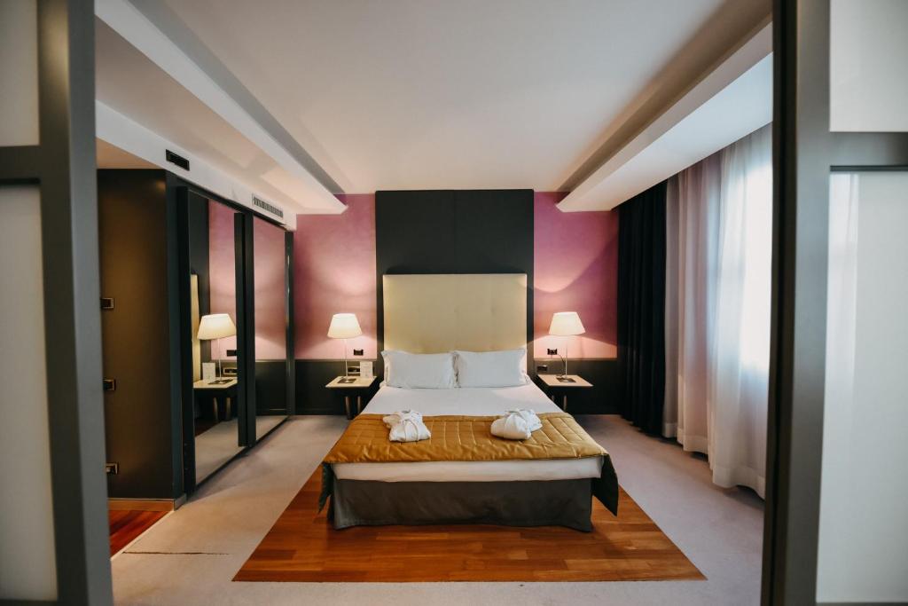 Postel nebo postele na pokoji v ubytování SHG Hotel Antonella