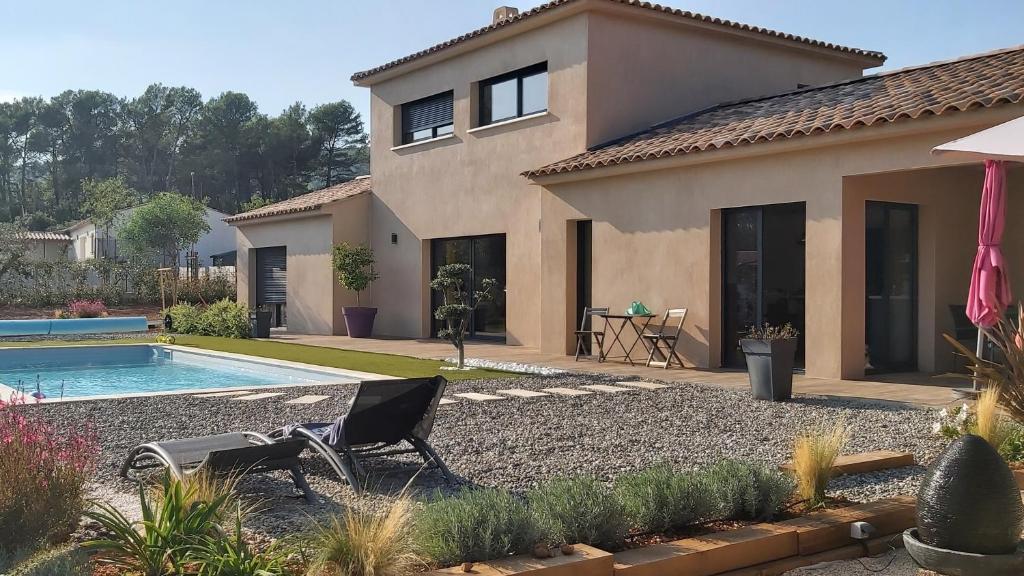 una casa con piscina frente a ella en Gîte de charme, en Garéoult