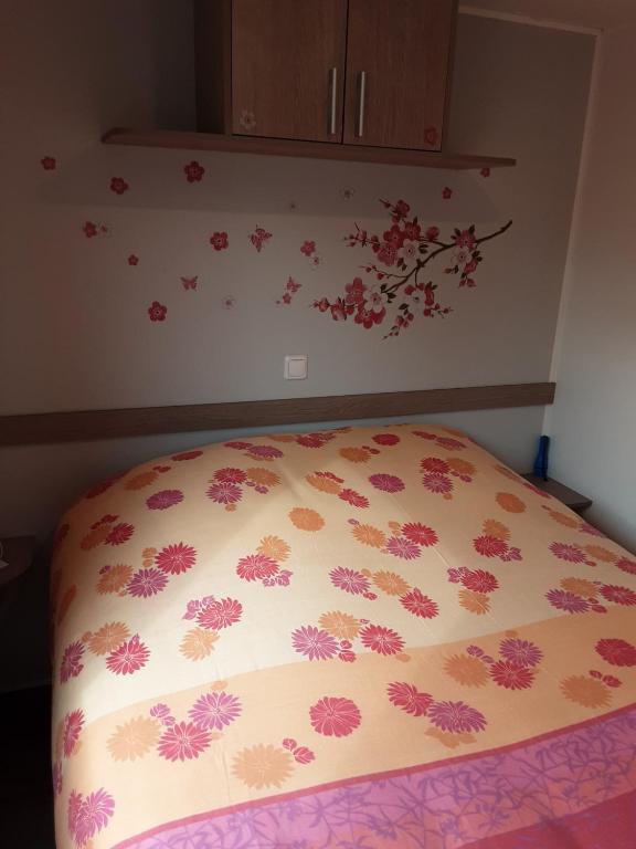 Postel nebo postele na pokoji v ubytování Camping du Parc de La Fecht