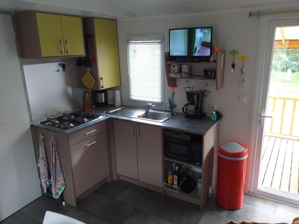 Kuchyň nebo kuchyňský kout v ubytování Camping du Parc de La Fecht