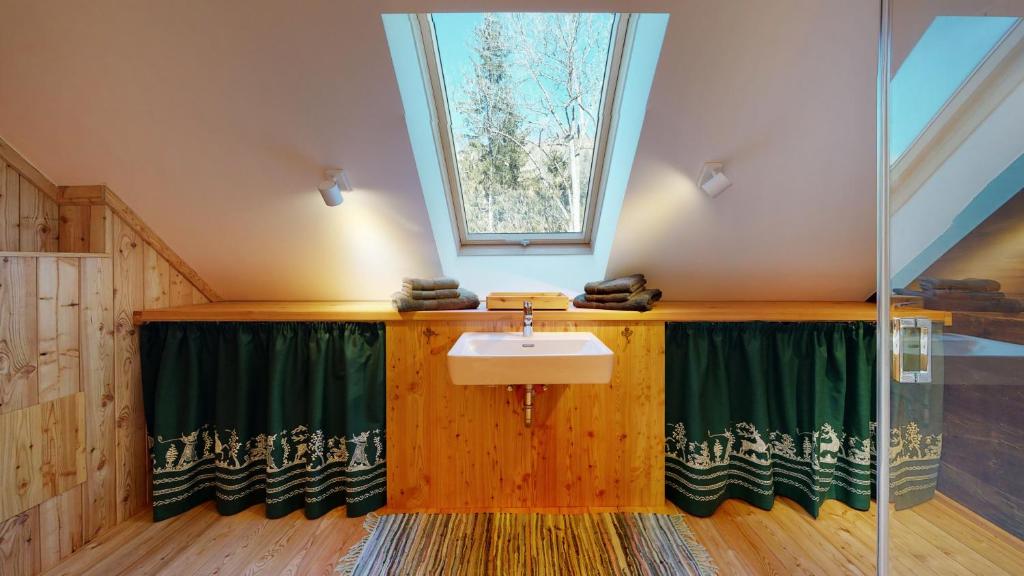 Fotografia z galérie ubytovania Charmante Gästewohnung in altem Bauernhaus in alpiner Alleinlage v destinácii Stanz Im Murztal