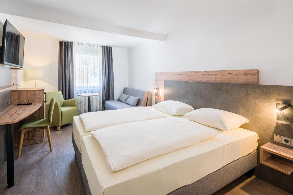 Katil atau katil-katil dalam bilik di Hotel Café Adler 24h self check in