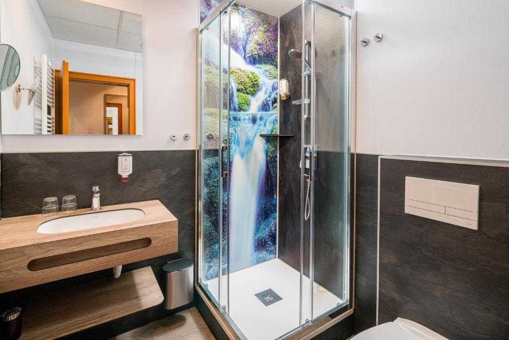 Bilik mandi di Hotel Café Adler 24h self check in