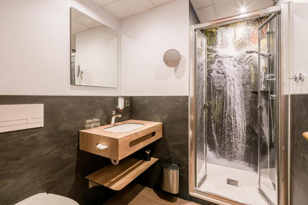 Bilik mandi di Hotel Café Adler 24h self check in