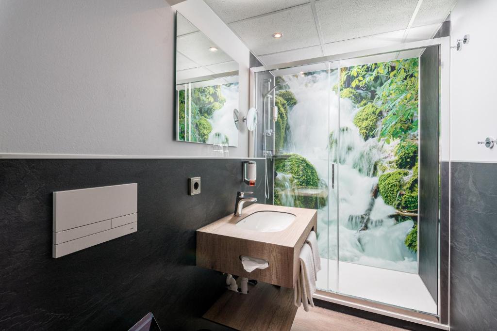 Bilik mandi di Hotel Café Adler 24h self check in