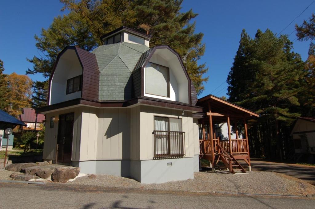 Une petite maison avec une tour en haut dans l'établissement Shakunagedaira Rental cottage - Vacation STAY 18455v, à Numanokura