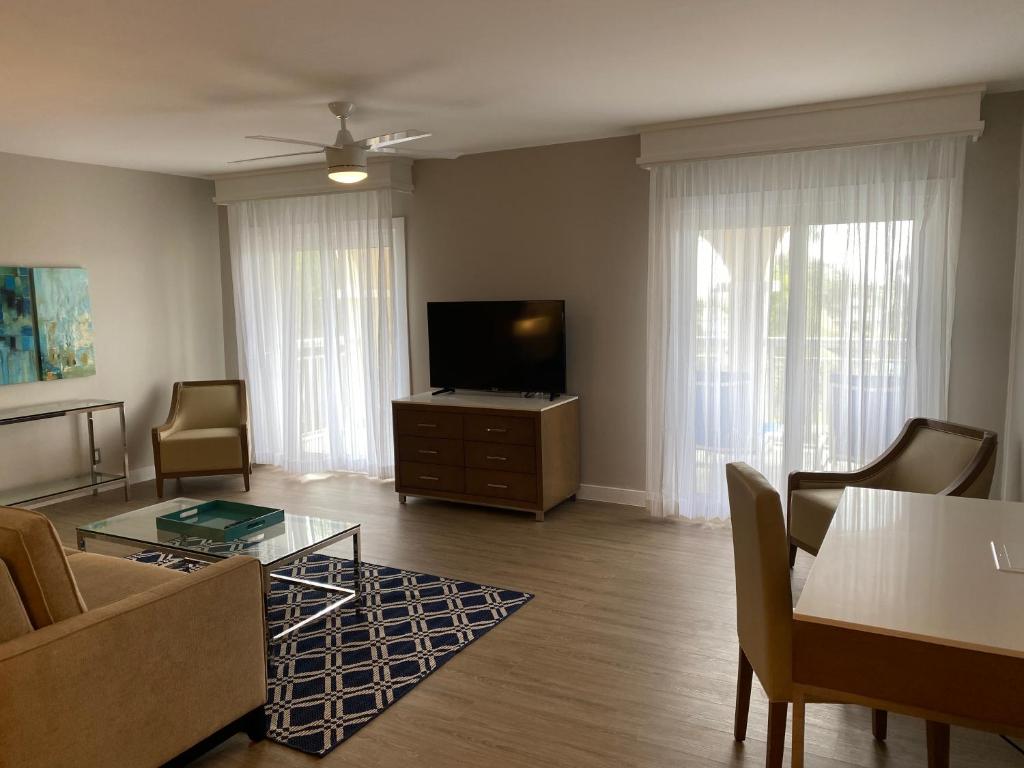 TV a/nebo společenská místnost v ubytování Carina Bay Boutique All inclusive Resort & Casino