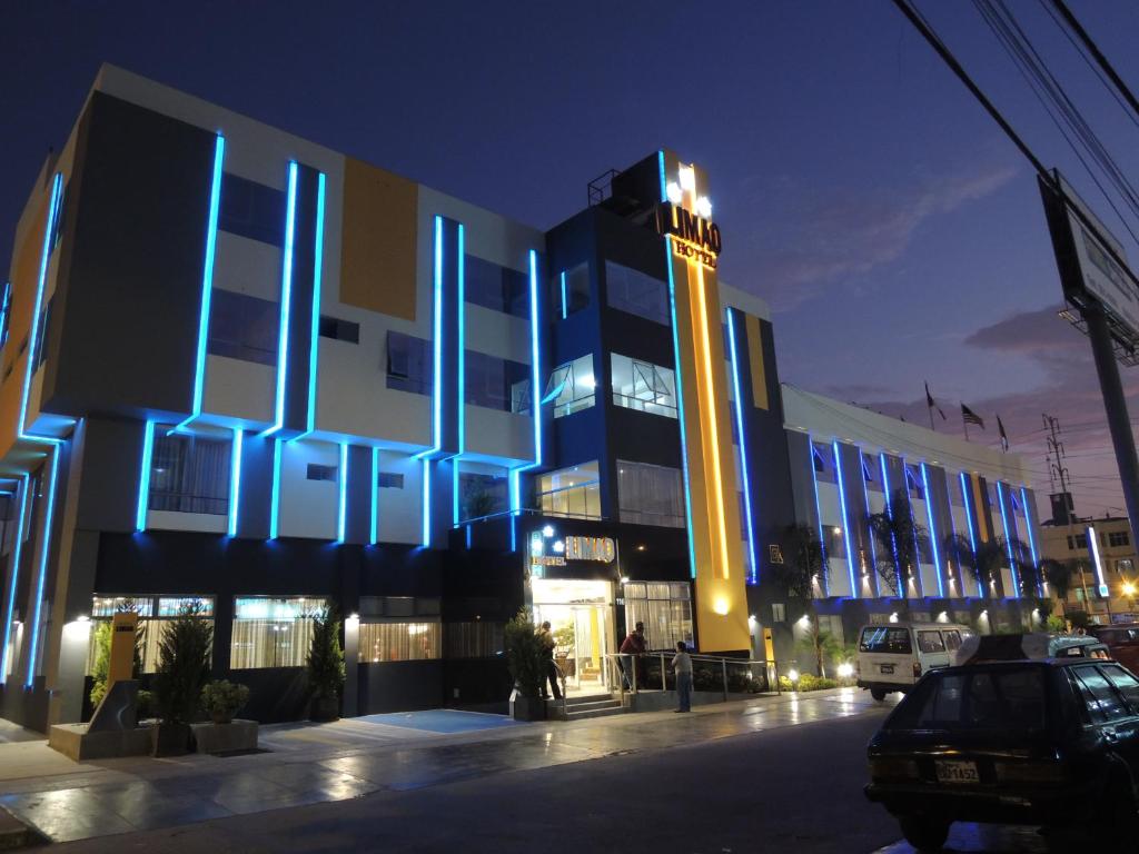 een gebouw met 's nachts blauwe lichten bij Limaq Hotel in Lima