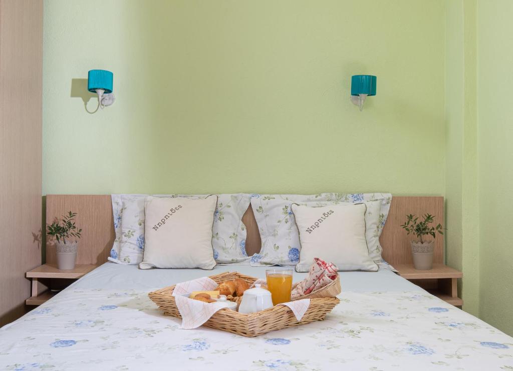 Postel nebo postele na pokoji v ubytování Niriides