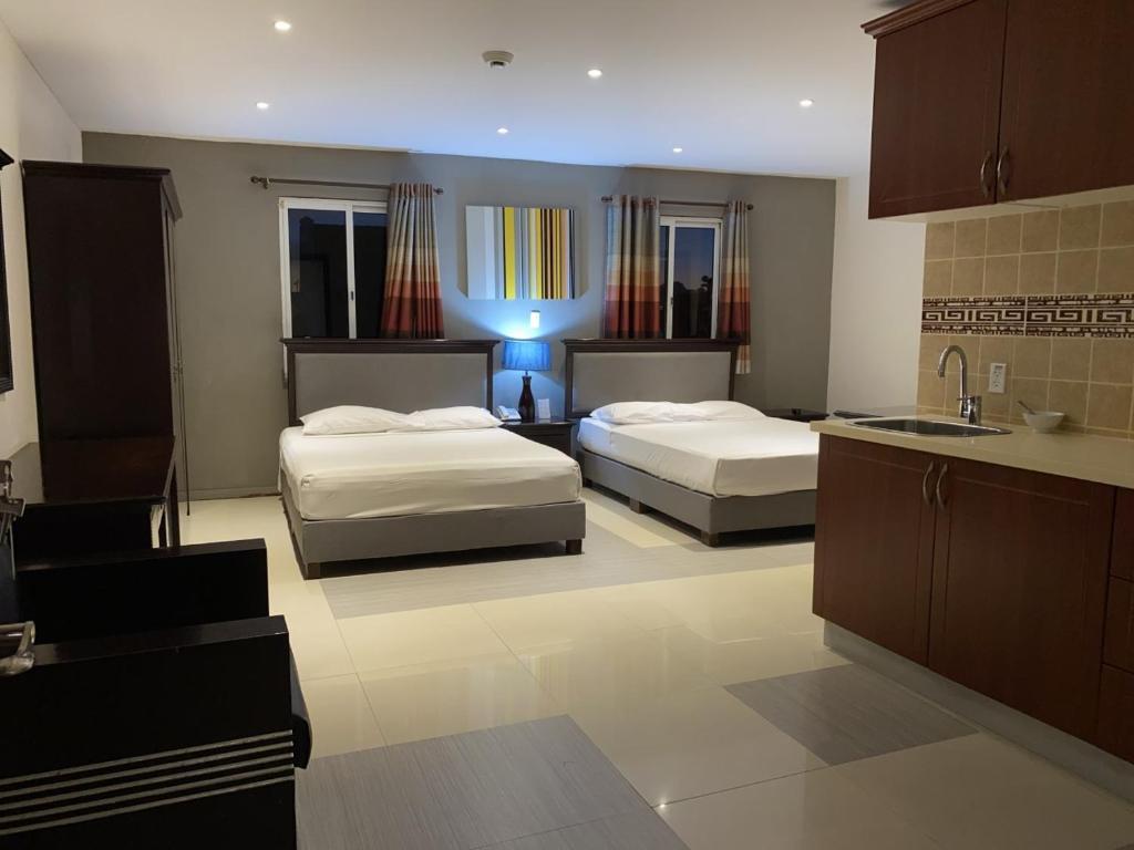 Postel nebo postele na pokoji v ubytování Curacao Suites Hotel