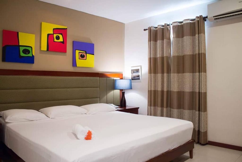 Postel nebo postele na pokoji v ubytování Curacao Suites Hotel