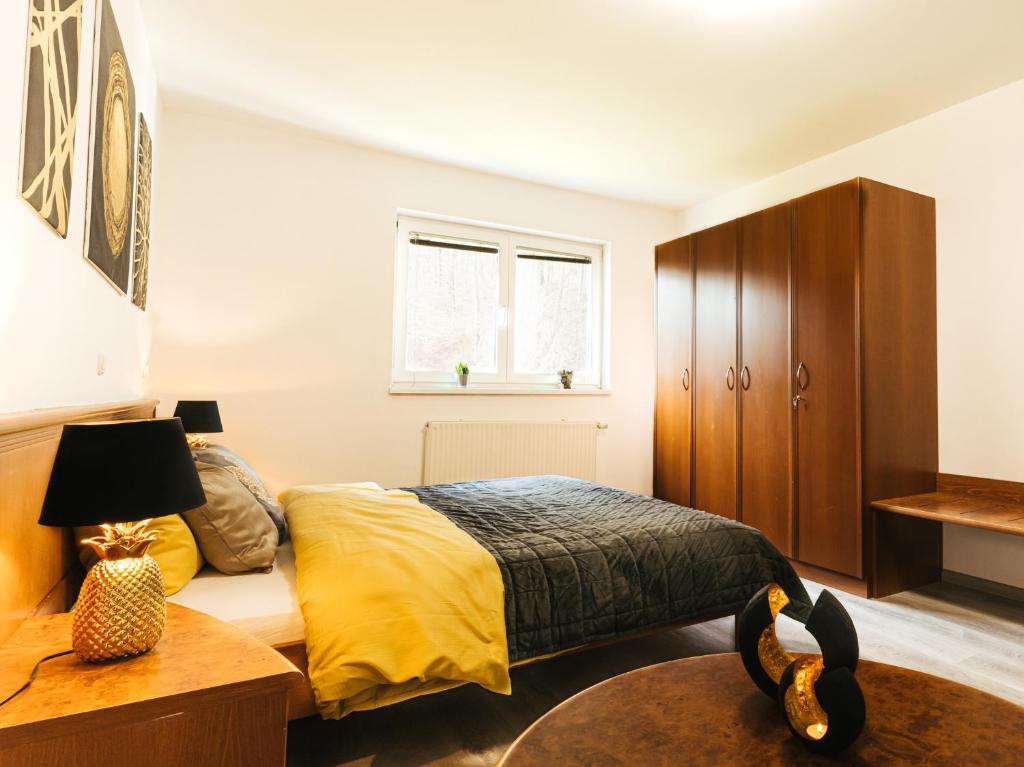 una camera da letto con un letto e un armadio in legno di Aparthotel Rosa 404 a Podcetrtek