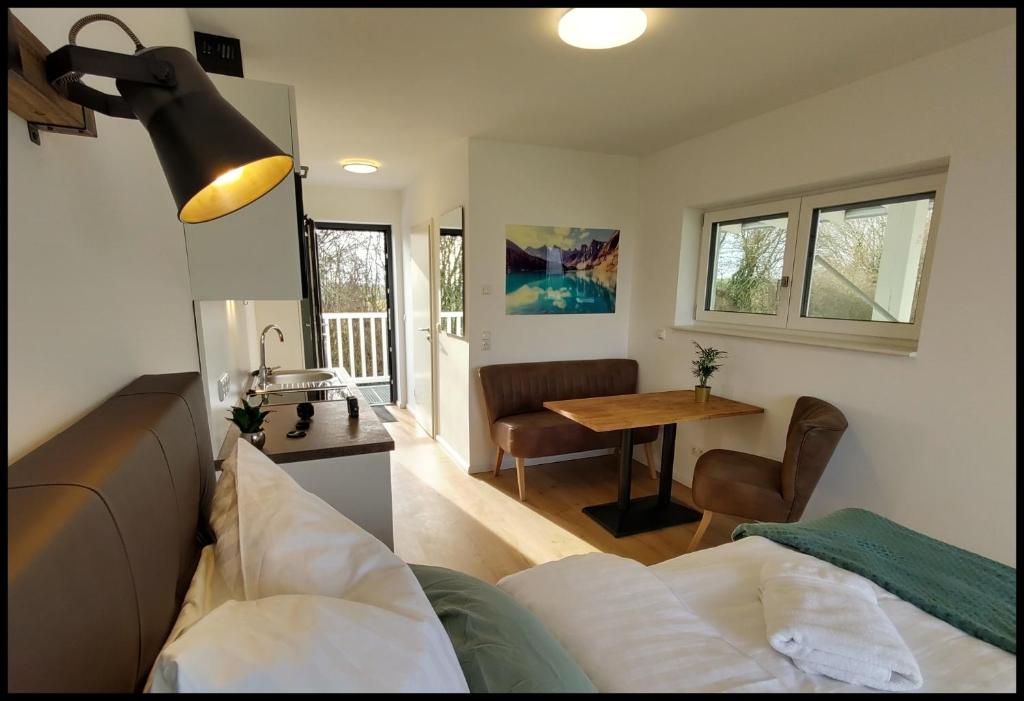 Fernweg Apartments في Nidderau: غرفة معيشة مع أريكة وطاولة