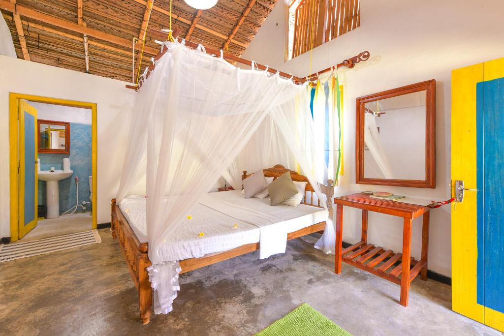 Postel nebo postele na pokoji v ubytování De Silva Wind Resort Kalpitiya - Kitesurfing School Sri Lanka