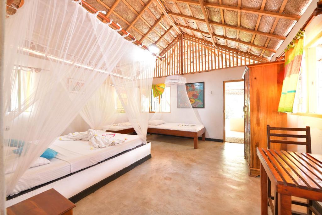 Postel nebo postele na pokoji v ubytování De Silva Wind Resort Kalpitiya - Kitesurfing School Sri Lanka