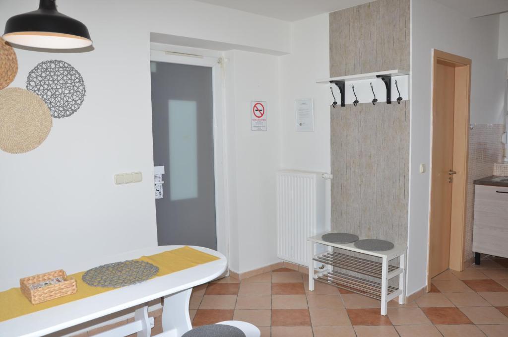 Kuchyňa alebo kuchynka v ubytovaní Alexandra Apartman Sárvár