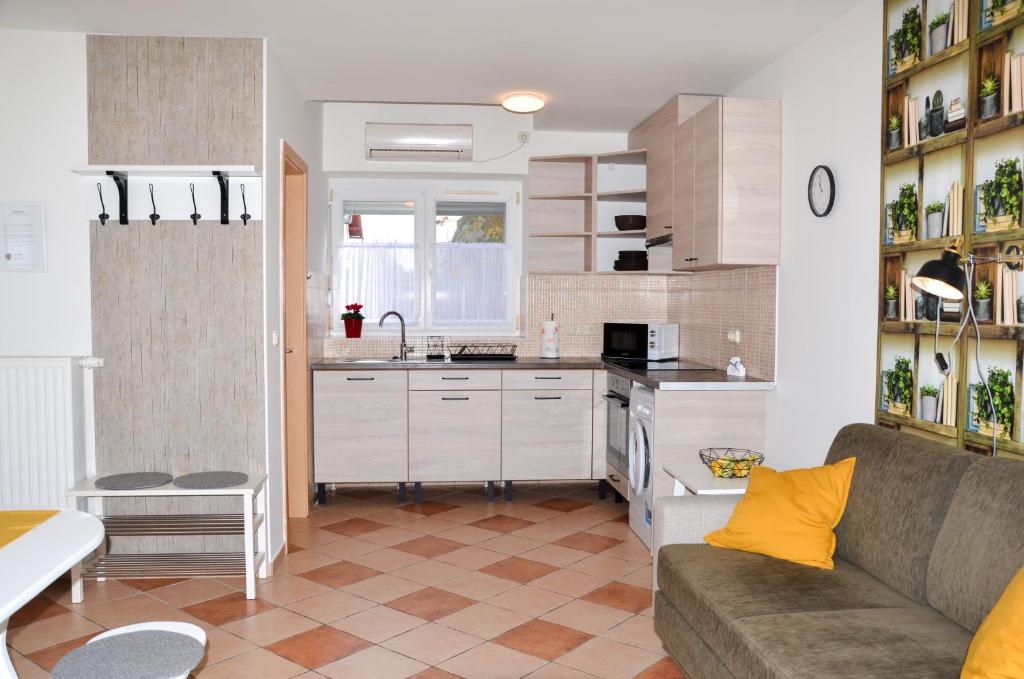 Kuchyňa alebo kuchynka v ubytovaní Alexandra Apartman Sárvár