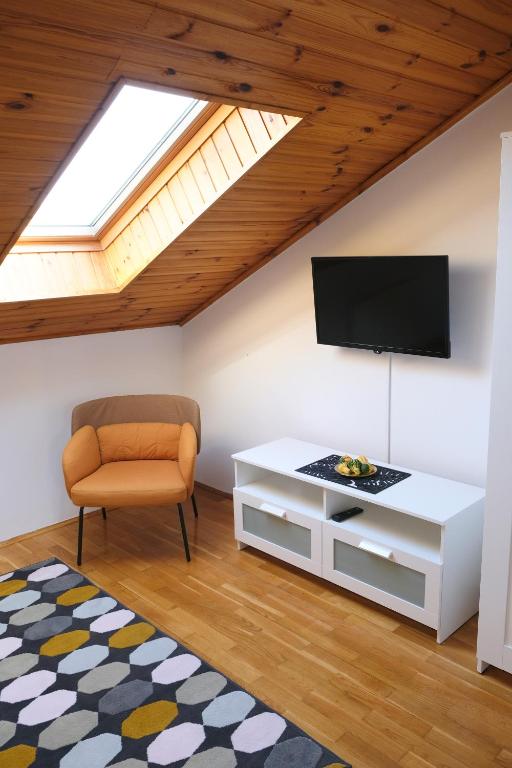 Televízia a/alebo spoločenská miestnosť v ubytovaní Alexandra Apartman Sárvár
