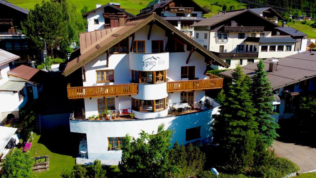 una vista aérea de un hotel con un edificio en Aparthotel Alpin Life en Sankt Anton am Arlberg