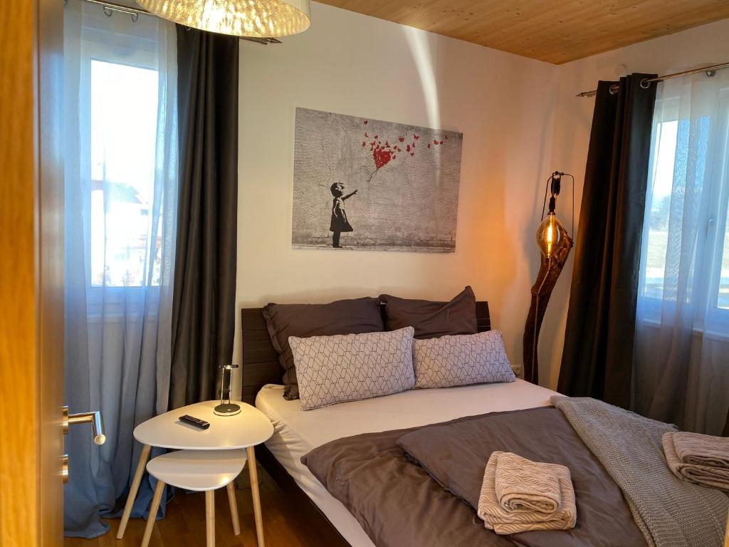 sypialnia z łóżkiem z grupą serc na ścianie w obiekcie Golf Residenz Längsee w mieście St. Georgen am Längsee
