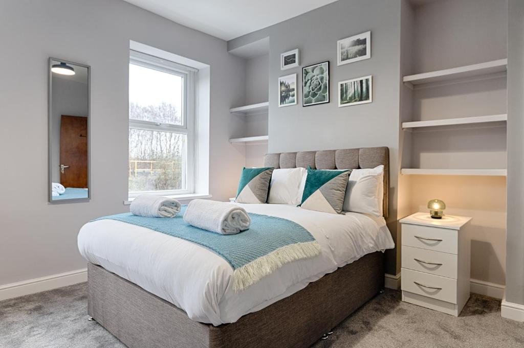 Un dormitorio con una cama grande y una ventana en Copper House, en Swansea