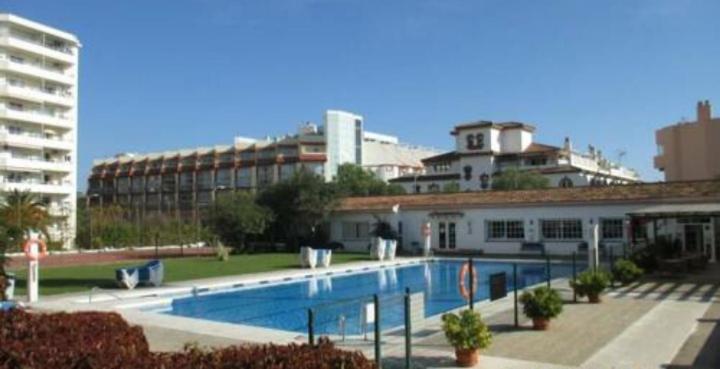 una gran piscina frente a un edificio en Carihuela Park Palace Studio, en Torremolinos