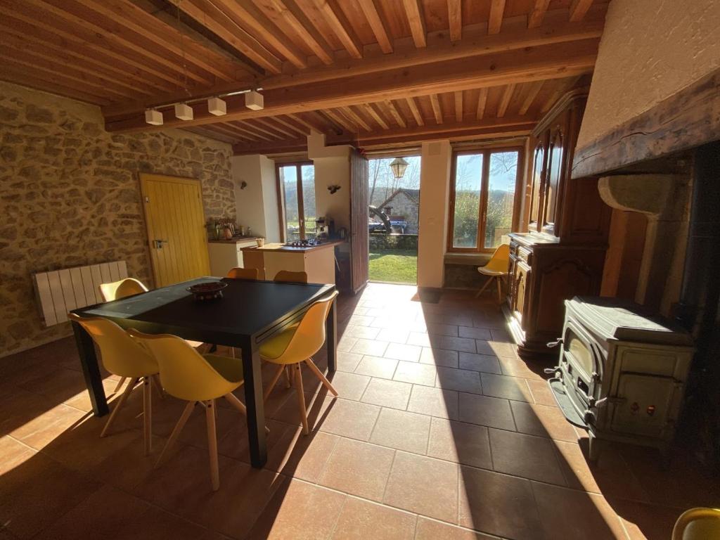 Kuchyň nebo kuchyňský kout v ubytování Le Moulin de Razou